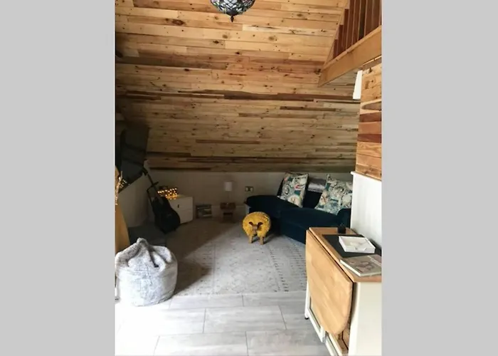 The Shed . A Cosy, Peaceful, 96% Recycled, Chalet.